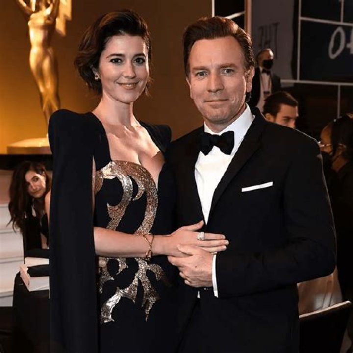 Ewan Mcgregor: Girlfriend, net worth, tattoos, smoking & body facts