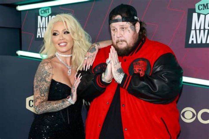 Jason Lee: Wife, net worth, tattoos, smoking & body facts